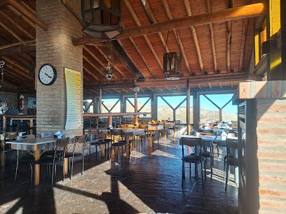 Confitería y parador de altura en el Filo Serrano con vista panorámica.